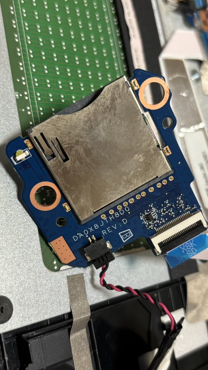 5年落ちのノートパソコン CMOS電池の交換完了 こんな基盤、初めて外したわ ファンも掃除できたし、もう少し働いてもらわなくては