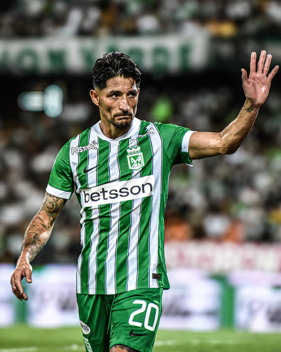 Que raro es ver a Milton con otra camiseta. Cómo amo a este jugador. Ojalá la rompa.