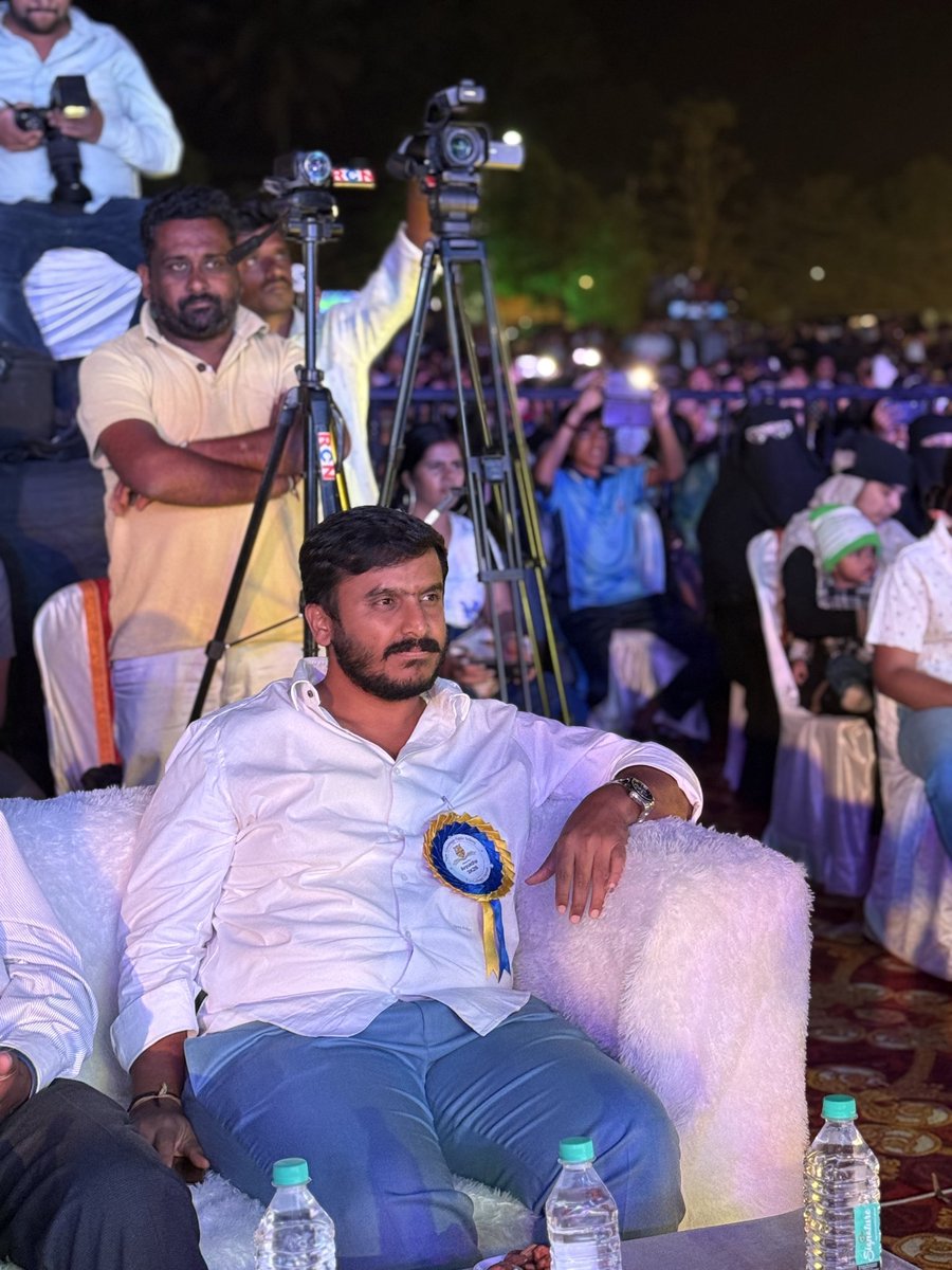 gdharishgowda's tweet photo. ಹುಣಸೂರು ತಾಲೂಕಿನ ನ್ಯೂ ಕೇಂಬ್ರಿಡ್ಜ್ ಪಬ್ಲಿಕ್ ಶಾಲೆಯ 16ನೇ ಶಾಲಾ ವಾರ್ಷಿಕೋತ್ಸವದಲ್ಲಿ ನಿನ್ನೆ ಭಾಗವಹಿಸಿ ಸಮಾರಂಭವನ್ನು ಉದ್ಘಾಟಿಸಿದ ಕ್ಷಣಗಳು. ಶ್ರೀ ಅಂಶಿ ಪ್ರಸನ್ನ ಕುಮಾರ್ ರವರು ಮತ್ತಿತ್ತರೆ ಗಣ್ಯರು ಉಪಸ್ಥಿತರಿದ್ದರು.
#annualday #GDHarishgowda #GDHarishgowdaforhunsur #hunsurdevelopment #hunsur https://t.co/bDiGF0KYUr