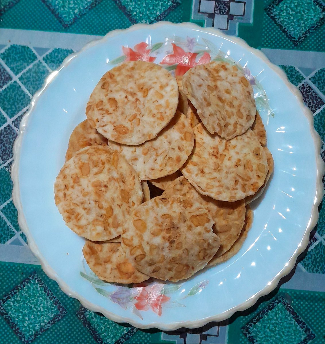 Kalian kalo mau bikin keripik tempe sendiri bisa banget, caranya juga gampang. 
Pict ketiga yang kayak gosong itu bumbu nempel di tempenya.