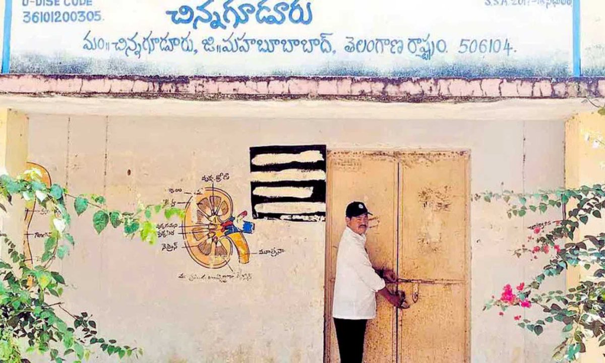 Charminar_News's tweet image. محبوب آباد اور ورنگل میں اسکولوں پر تالے - مناوڑ-مناباڈی اسکیم کے تحت کیے گئے کاموں کی عدم ادائیگی پر ٹھیکیداروں کا احتجاج زوروں پر۔

#TelanganaNews #SchoolProtest #ManaurManabadi
charminarnews.in/manaur-manabad…