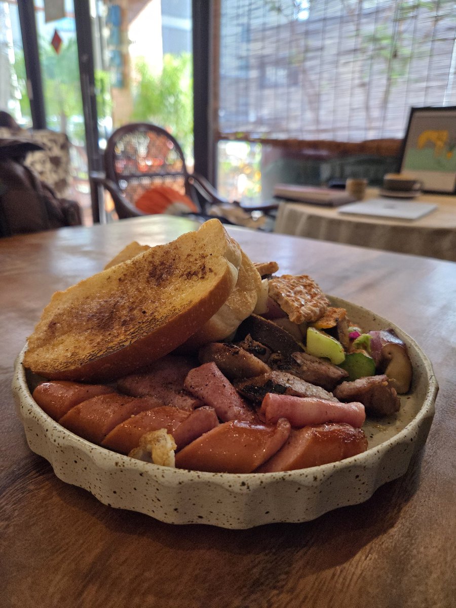 來高雄還是要吃31😂，順便補上昨天的美食跟今天的早午餐😁。#陳家豬肉麵 #鴨肉意麵 #左咖啡