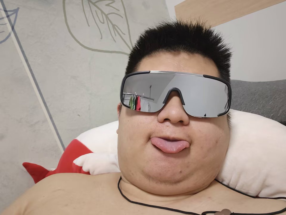 这眼镜还蛮好看