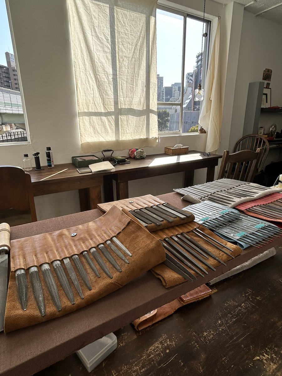 atelierLIB's tweet image. １月18日の北浜。
抜けるような青空、暖かいを越して暑いです🥵
本日は彫金教室開講しています。
お散歩がてら見学もOK🙆‍♀️
水辺のシックな豊島ビルにて開講しています。

・北浜駅すぐ
・豊島ビル　301号室
　アトリエ箱庭
・13-18時