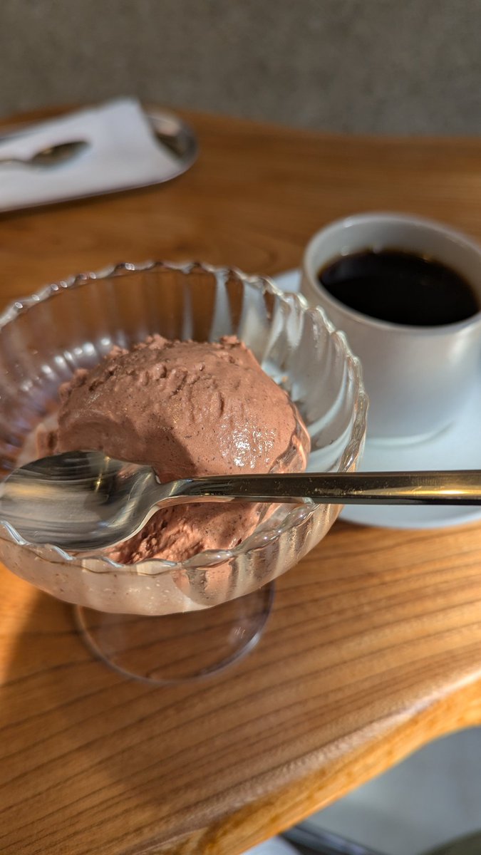 山梨へ温泉に行った寄り道。台ケ原にあるいとまさんへ。ここのチョコレート自体は知ってたけどこんな所に工場兼カフェがあるとは！！
カフェメニューもとっても良き！