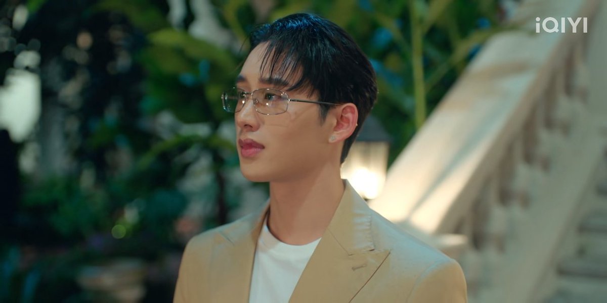 caliope_lawila's tweet image. #MeAndTheeSeriesFinalEP
โมกข์ เด็กชายที่มีแต่คำว่าหน้าที่โอบล้อมมาทั้งชีวิตตั้งแต่เด็กจนชินชา มีแค่อาเซนี่ที่สำคัญที่สุด และเขาก็รักที่นี่ด้วยความยินดี
การมีโรมทำให้หัวใจของเขาเต้นอีกครั้ง และวันที่ก้าวขาออกจากหน้าที่ของเลขา ก็คงเป็นวันที่หัวใจพร้อมโอบกอดความรักของอีกคน