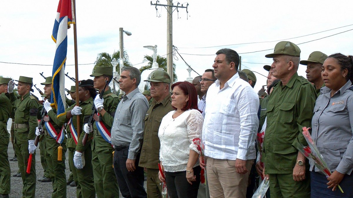 MadrazoEscalona's tweet photo. Recibimiento por el pueblo y sepelio en Consolación del Sur del Capitán Yoel Pérez Tabares, asecinado por tropas Norteamericanas en Venezuela #HonorYGloria #HonorYGloriaPorSiempre #CitmaPinar #CitmaCuba #CubaHonra #CubaConVenezuela #Cuba https://t.co/pqEgGoQIL2