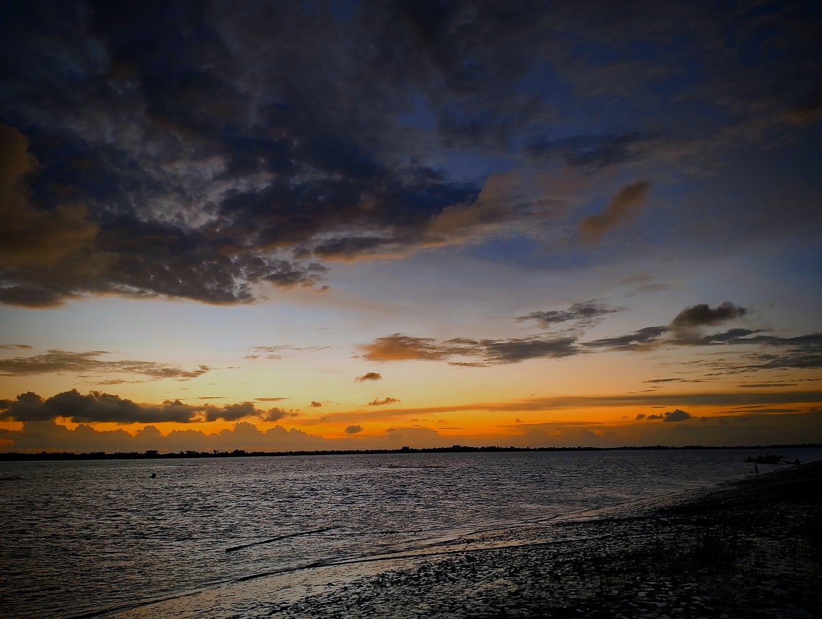 poor_79's tweet image. "Nature’s peace reminds us that, despite our differences, we all share one beautiful home and a common humanity." 😅❤️‍🩹