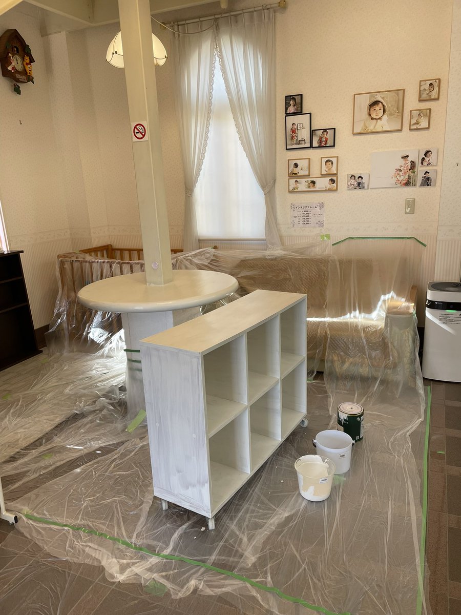 studioi1904's tweet photo. 店内プチリニューアル中です✨
柱備え付けのテーブルと棚を白く塗り直しました✨

自分たちでDIY出来る範囲で少しずつおしゃれな店内にしていきます✨ https://t.co/KU7jLq4KTM
