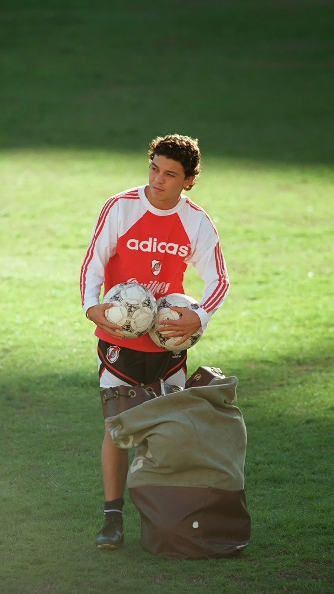 Criticar cuando haya que criticar lo que haga en el banco si, faltarte el respeto a uno de los ídolos mas grandes de la historia nunca. Felices 50 años al tipo que cambió la historia del club.