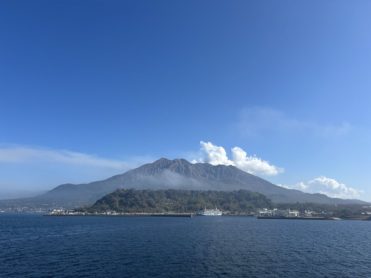 tk_tk_66_'s tweet photo. 鹿児島行った中では今回は戦術練習をしっかり見れました
4-3-3で誰がどこに入るか、ポゼッション、可変、ウイングとシャドーとサイドバックの絡み形などどこまで吉田サッカーが完成できるか、その中で守備がどこまでできるか開幕戦が楽しみだしまずは半年間しっかり見ていきたいです！ https://t.co/jRYWSlszDG