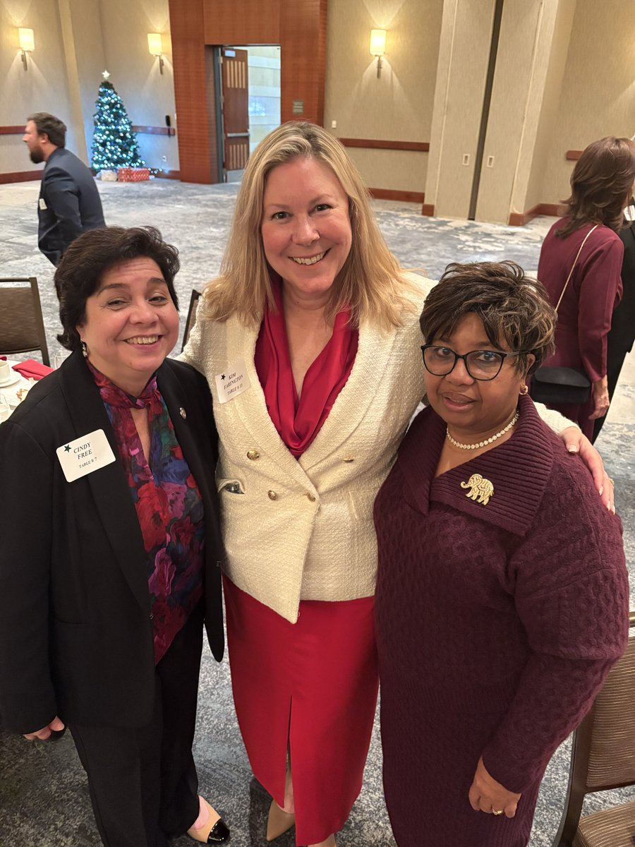 KimforSenateVA's tweet image. What an amazing evening! I spoke with so many great and interesting people at the Virginia Beach Republican Committee 2026 Legislative Send-off Dinner, including former Governor Bob McDonald. Thanks to all who offered their support! #kimforVa #Kimforsenateva #VirginiaBeach