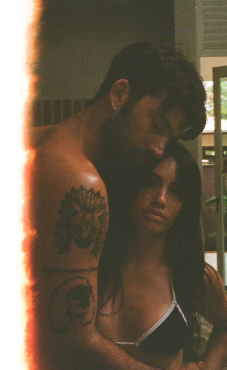 esta foto es totalmente la foto que le sacaron a tus papas antes de que nazcas y les cagues la vida