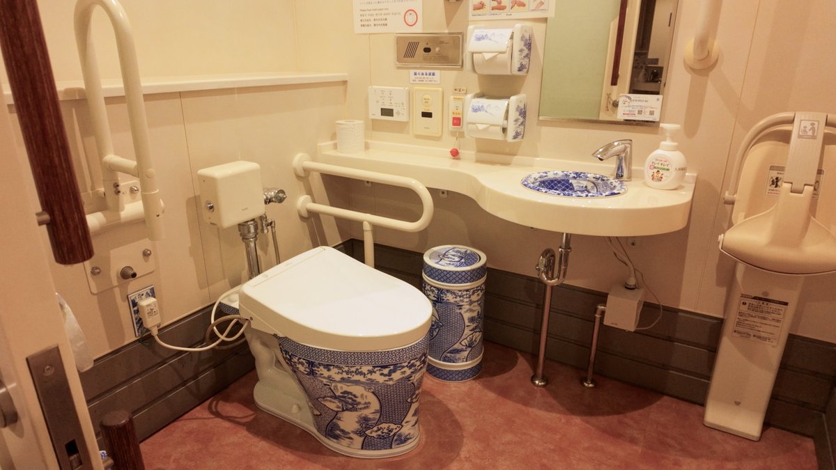 九州陶磁文化館が入館料無料なのはバグ。展示構成も素晴らしい。有田焼をはじめとして陶磁器の歴史を体系的に学んだ後に、江戸時代から現代までの陶磁器を見学できる。ここへ行ってから実際に窯元を見たり、アリタセラで焼き物を買ったり、陶山神社へ参拝すれば、有田観光は至高。佐賀、やはり良き。