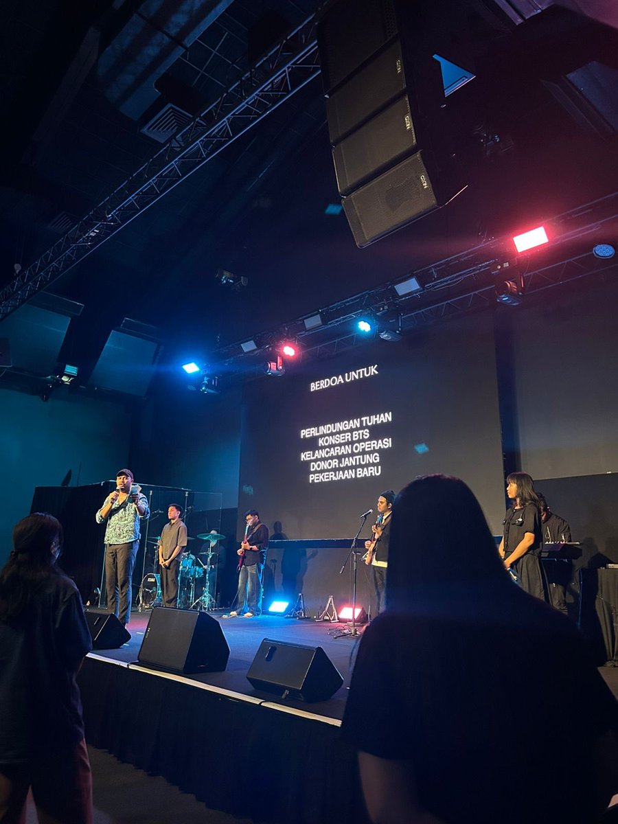 sparkeene's tweet image. gereja temen gwe di bali 😭😂