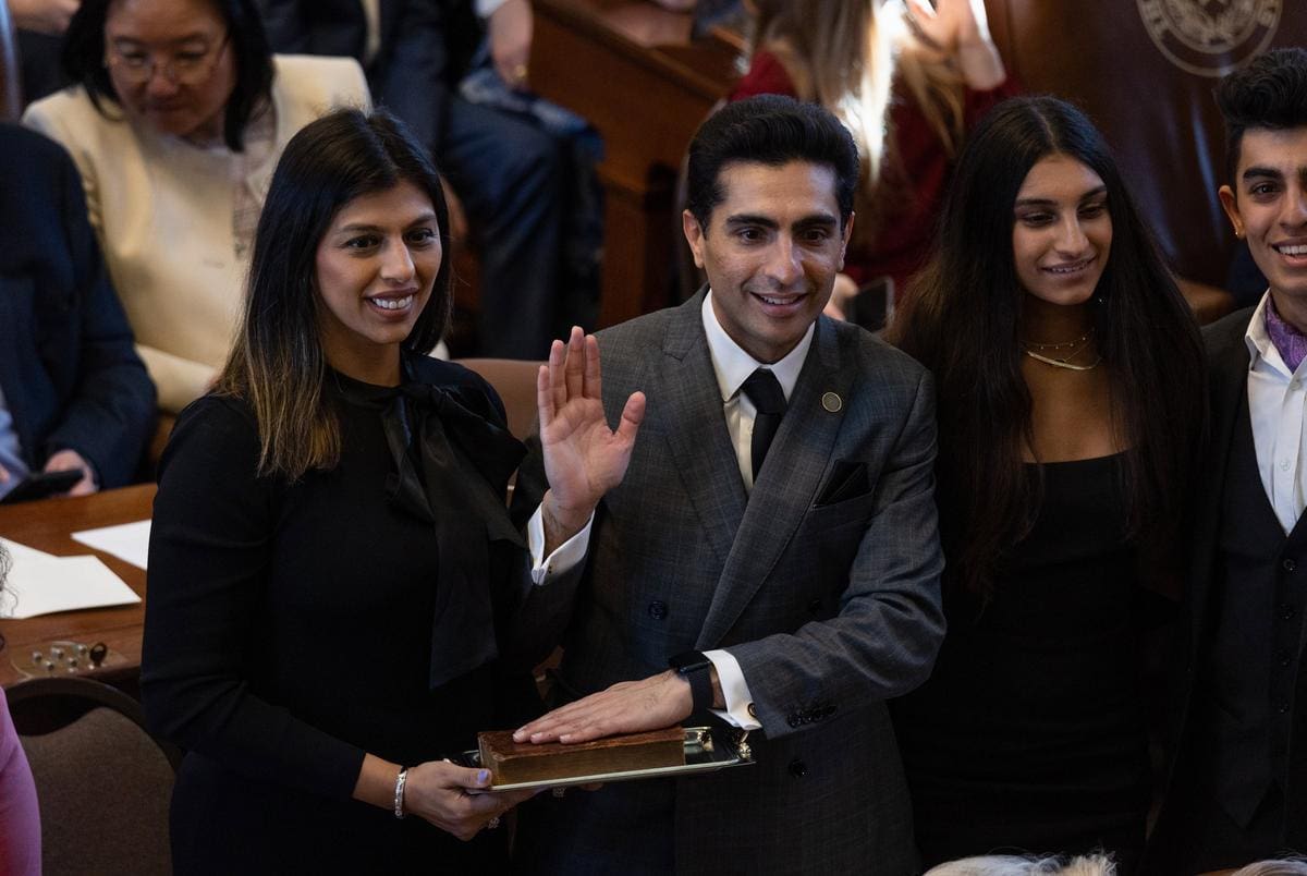 AmyMek's tweet image. Hey Texas....

Just a quick reminder that YOUR Two Pakistani-born lawmakers, Democrats Suleman Lalani and Salman Bhojani, were sworn in on the Quran.