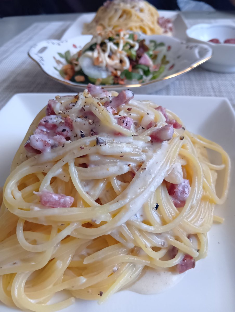 今日も今日とてパスタ活

ちょっと牛乳使っちゃったけど
んまーーーーいっ！

サラミに白ワイン振った即席牛乳入り偽カルボナーラでした(•ө•)♡