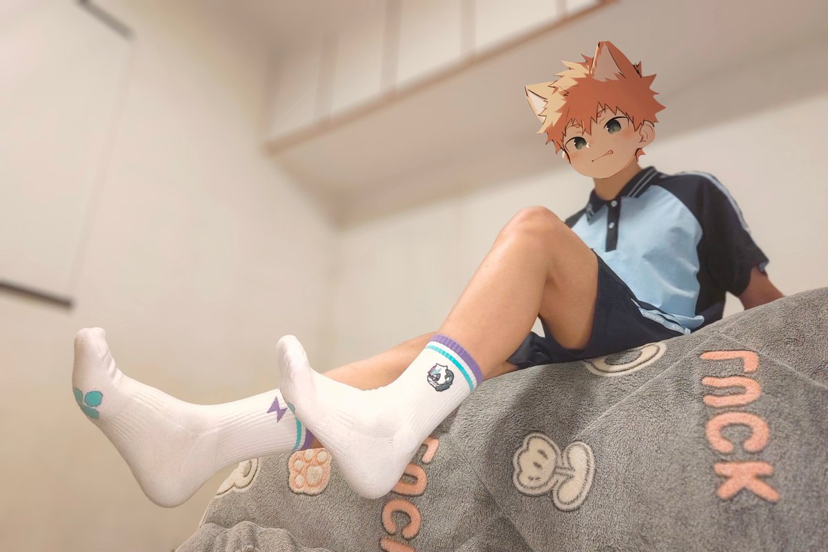 还是龙耀工坊的袜子🧦😋，这个角度好.....🥵🥵🥵
<a href="/Longyao1118/">龙耀工坊</a> 
#白袜 #校服 #furry #白袜弟弟