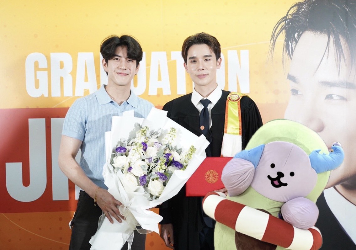 avocean_GMMTV's tweet image. เชี่ยนมาสะแดงฟามยินดีกับปะป๊า ปะป๊าของน้องเก่มที่ฉุด 👍🏻🎓🎉
#JimmyGraduationDay
#AVOCEAN
