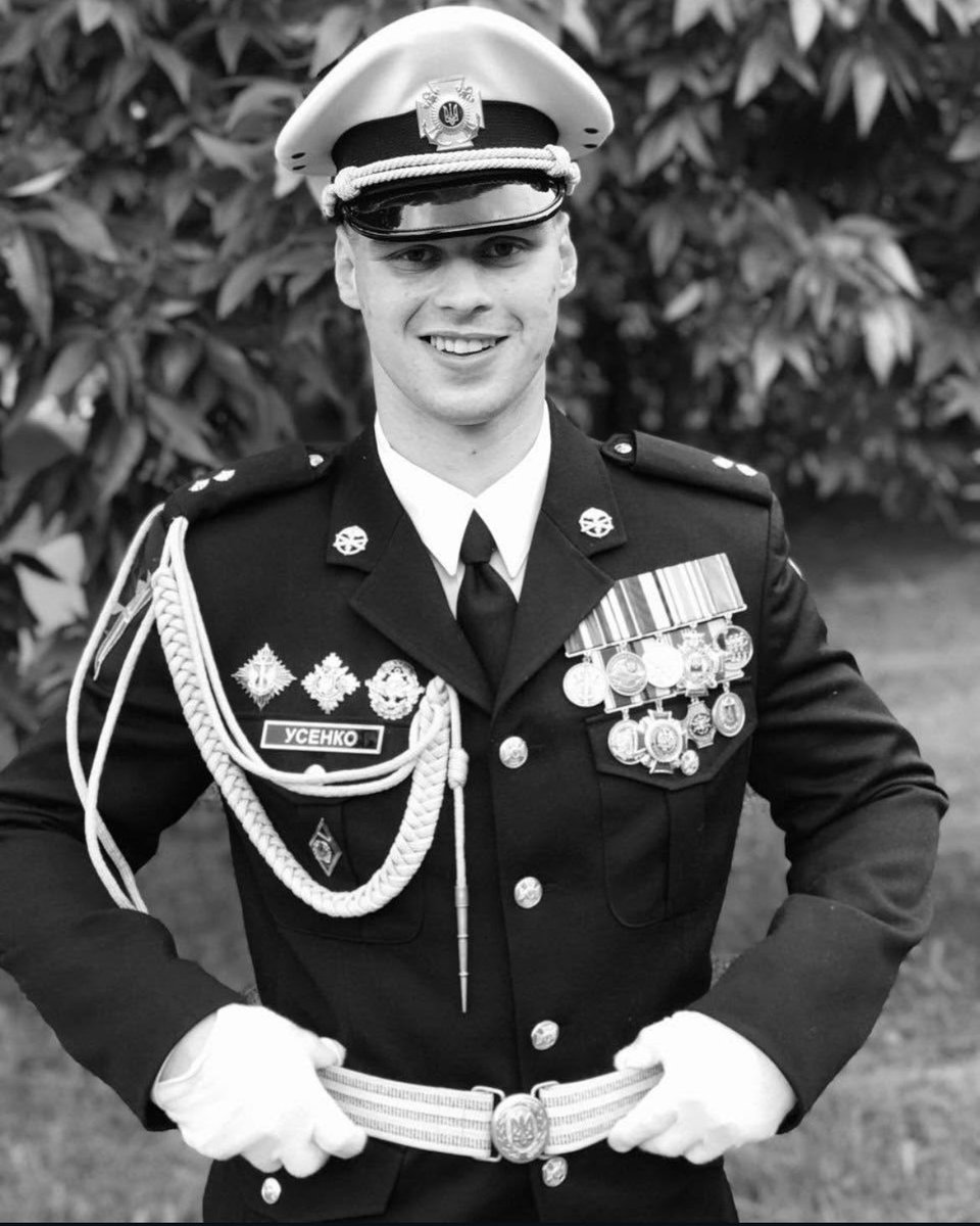 В російському полоні до смерті був закатований ст. лейтенант Усенко Богдан, випускник Національної Академії сухопутних військ, командир підрозділу, який особисто брав участь в бойових діях і вів своїх людей за собою.

Підари ненавидять сам феномен лідерства, тим паче українського