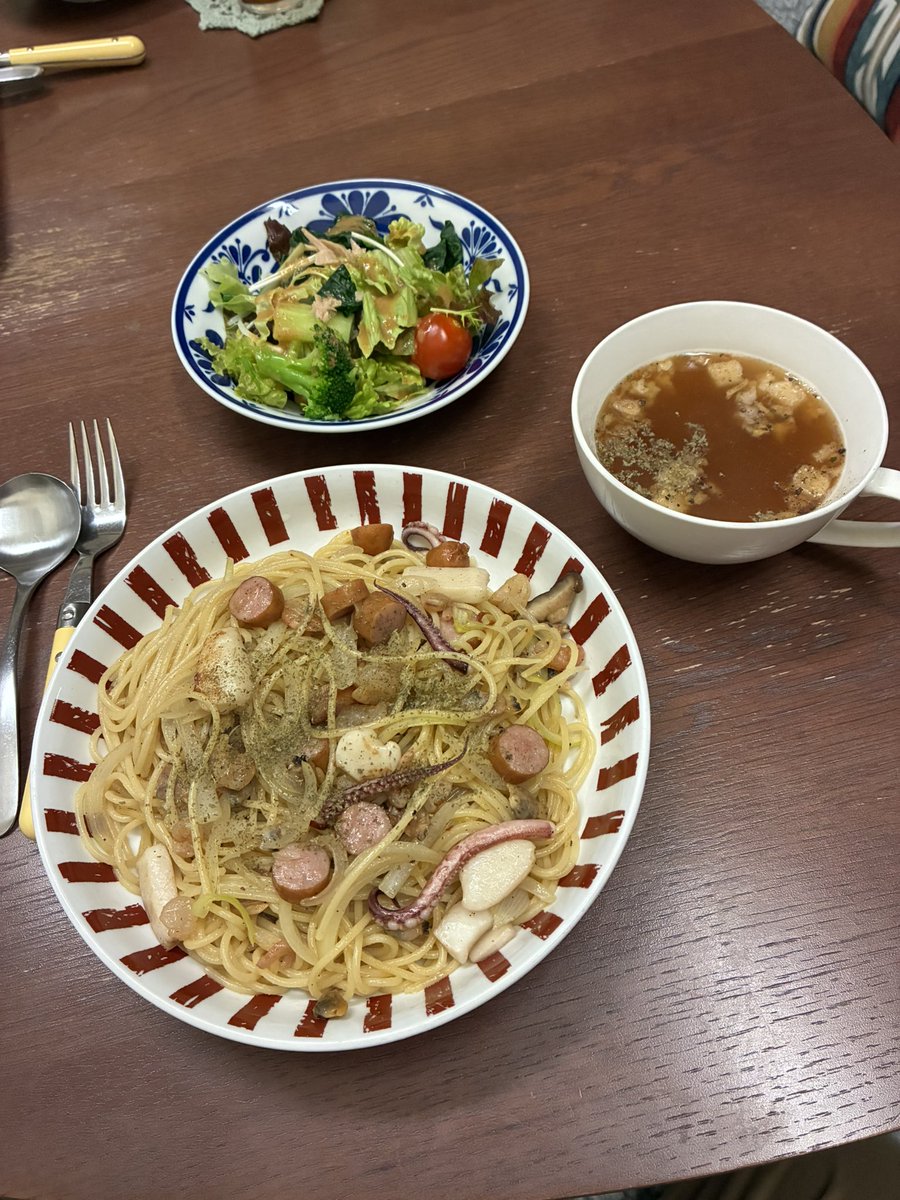 mocketconsa's tweet image. シーフード少な目でございます🧑‍🍳
もうちょっと残ってると思ったのさ、冷凍のシーフード🦐
すまんすまん😅
#シーフードパスタ