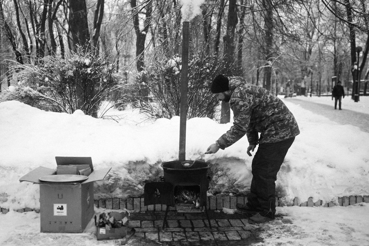 HOW UKRAINIANS SURVIVE WINTER WITHOUT POWER?

Follow me and you will get a quick follow back immediately.

–20°C.
No electricity.
No heating.

In Kyiv, people sleep fully dressed under layers of blankets.
Some use candles. Power banks. Even cats for warmth.
After attacks on