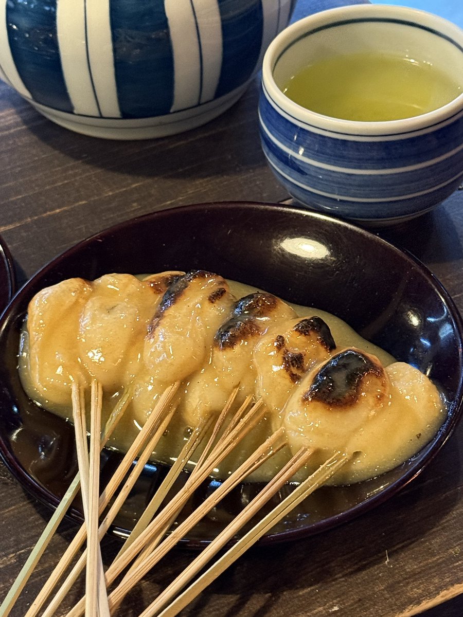 travelkyoto6's tweet image. 私が世界一好きなお餅、京都 今宮神社の"あぶり餅"

お餅を親指大にちぎり、きな粉をまぶし竹串にさして備長炭であぶります。
焼き上がったお餅は京都の白みそをベースにした秘伝のタレにつけて完成。

特製白みそだれが美味しすぎるーー