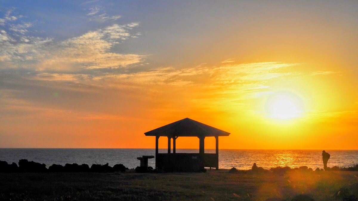 k19ch1's tweet photo. 1月18日
八丈島の夕暮れ
今日も快晴の夕暮れ
水平線日没は残念ですが
綺麗な夕陽が楽しめた
ANA最終便は定刻就航
お疲れ様でした
#八丈島
#八丈島民図鑑
#宇喜多秀家公と豪姫の碑
#夕暮れ
#夕陽
#八丈島空港 #RJTH 
#JA211A #全日空 https://t.co/pqA3Y6H9pG