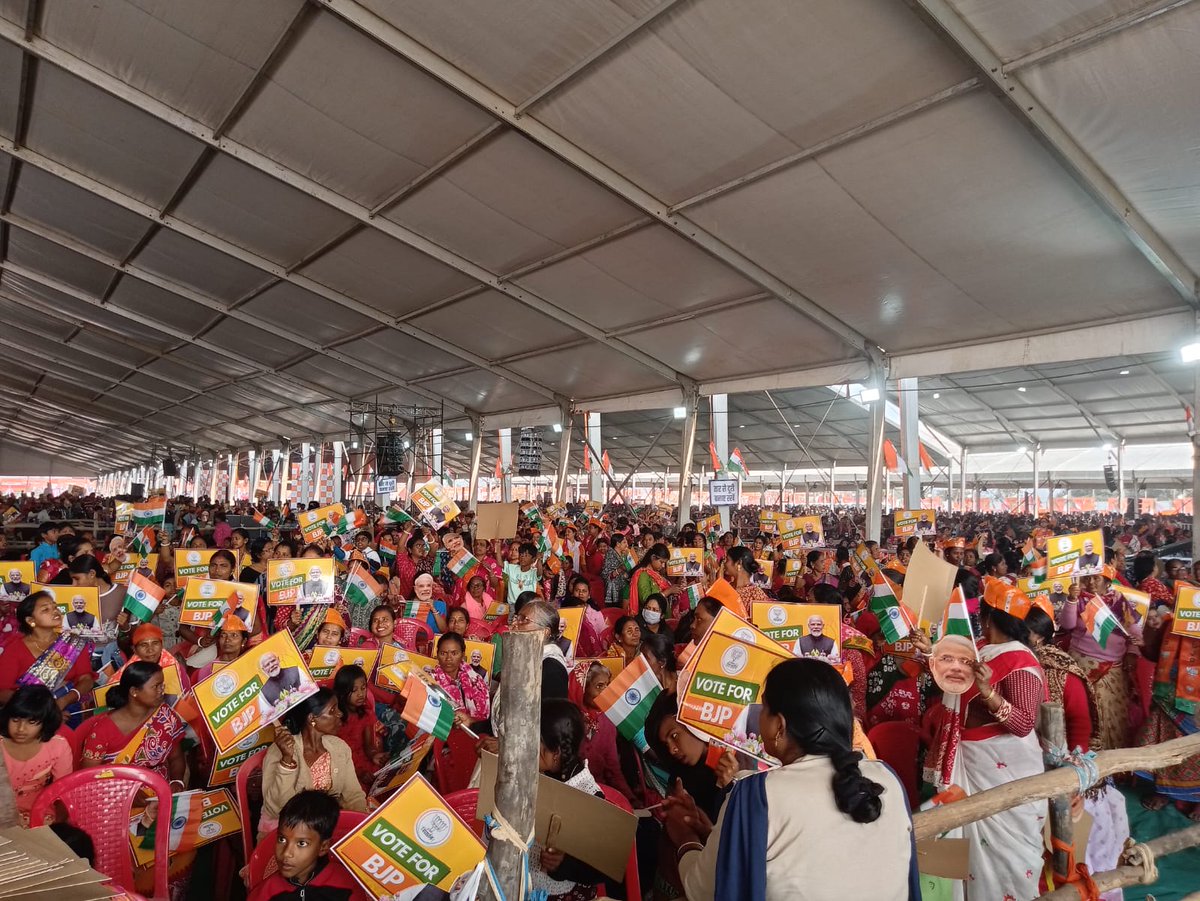 BJP4Bengal's tweet photo. সিঙ্গুরের মাটিতেই গড়ে উঠবে শিল্প, বাংলার যুবকরা বাংলাতেই কাজ পাবে। মহিলারা ফিরে পাবে সম্মান। তাই সিঙ্গুর সানাপাড়া টাটার মাঠে প্রধানমন্ত্রী শ্রী নরেন্দ্র মোদীজির পরিবর্তন সংকল্প সভা জুড়ে একটাই আওয়াজ পাল্টানো দরকার, চাই বিজেপি সরকার! #PaltanoDorkarChaiBJPSorkar https://t.co/4obqbA3sGa