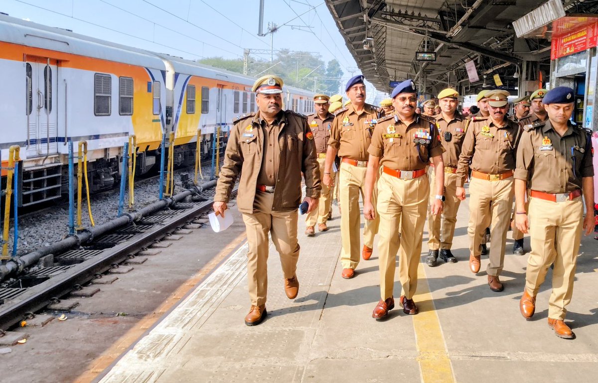 prakashdips's tweet photo. Mauni Amavasya bath in Ganges cleanses past sins &amp;
devotees have converged in Prayagraj from many places..
GRP/ RPF &amp; Railways have prepared elaborate security plans for railway passengers..
#MauniAmavasya
#MaghMela2026
#UPPolice https://t.co/GxNnN3VDmD