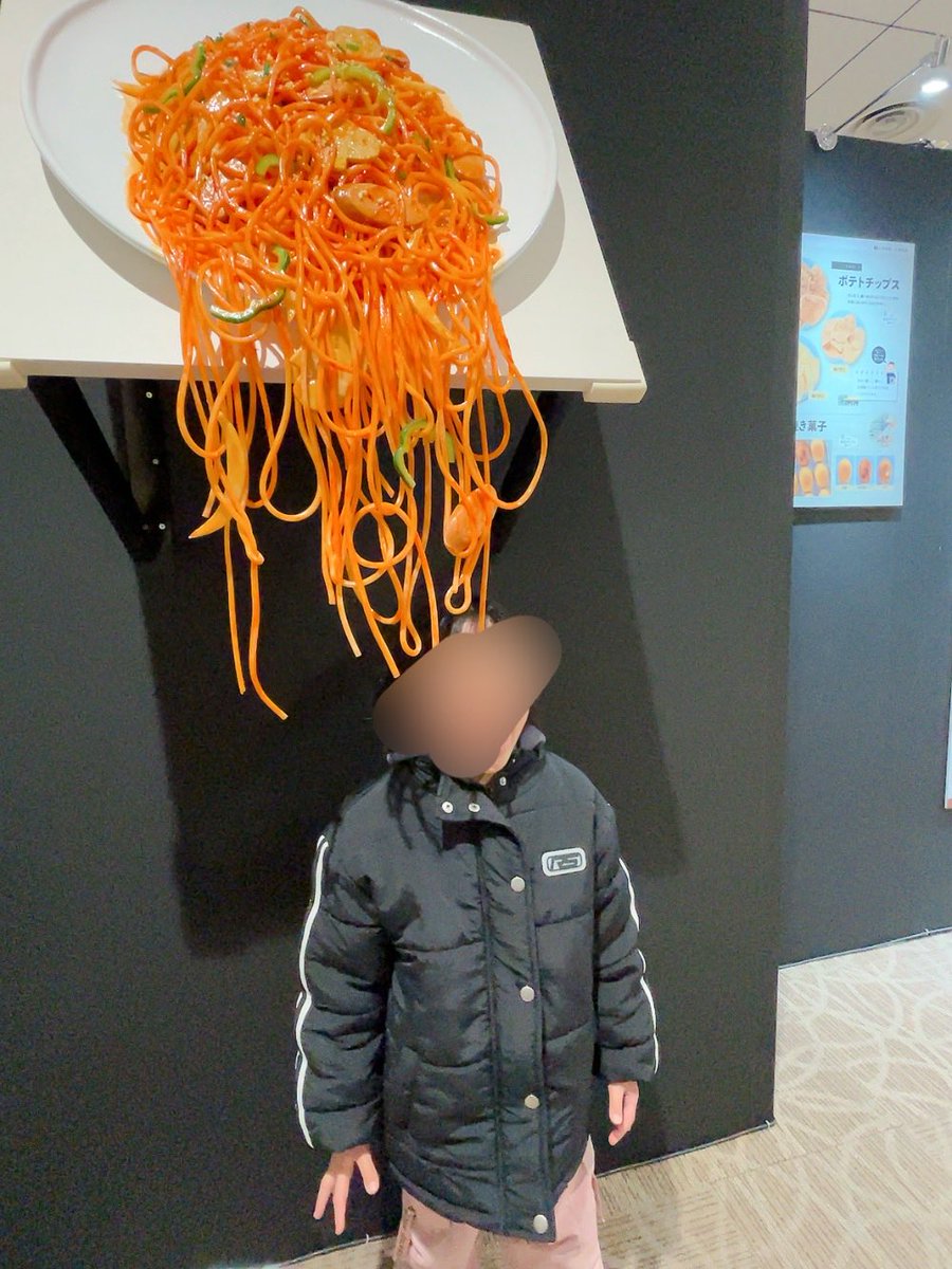 daifukutabetai's tweet image. 食品サンプル展いてきた。おもしろかった！どれもおいしそーだった！琥珀糖が宝石みたいに綺麗だった✨
でかいスパゲッティ食べようとしてるところ。
