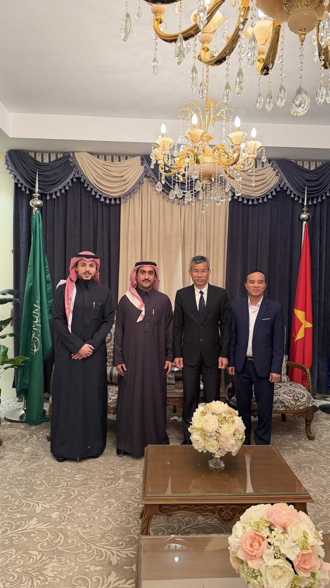 SaudiVietnamBiz's tweet image. في إطار تعزيز العلاقات الاقتصادية 
عُقد اليوم اجتماع بين السفير الفيتنامي ومجلس الأعمال السعودي الفيتنامي
برئاسة أحمد الذييب
وبحضور سيف السيف عضو المجلس.
الاجتماع ناقش فرص التعاون والاستثمار 
ويؤكد جدّية المرحلة القادمة للتعاون بين الجانبين 🇸🇦 🇻🇳