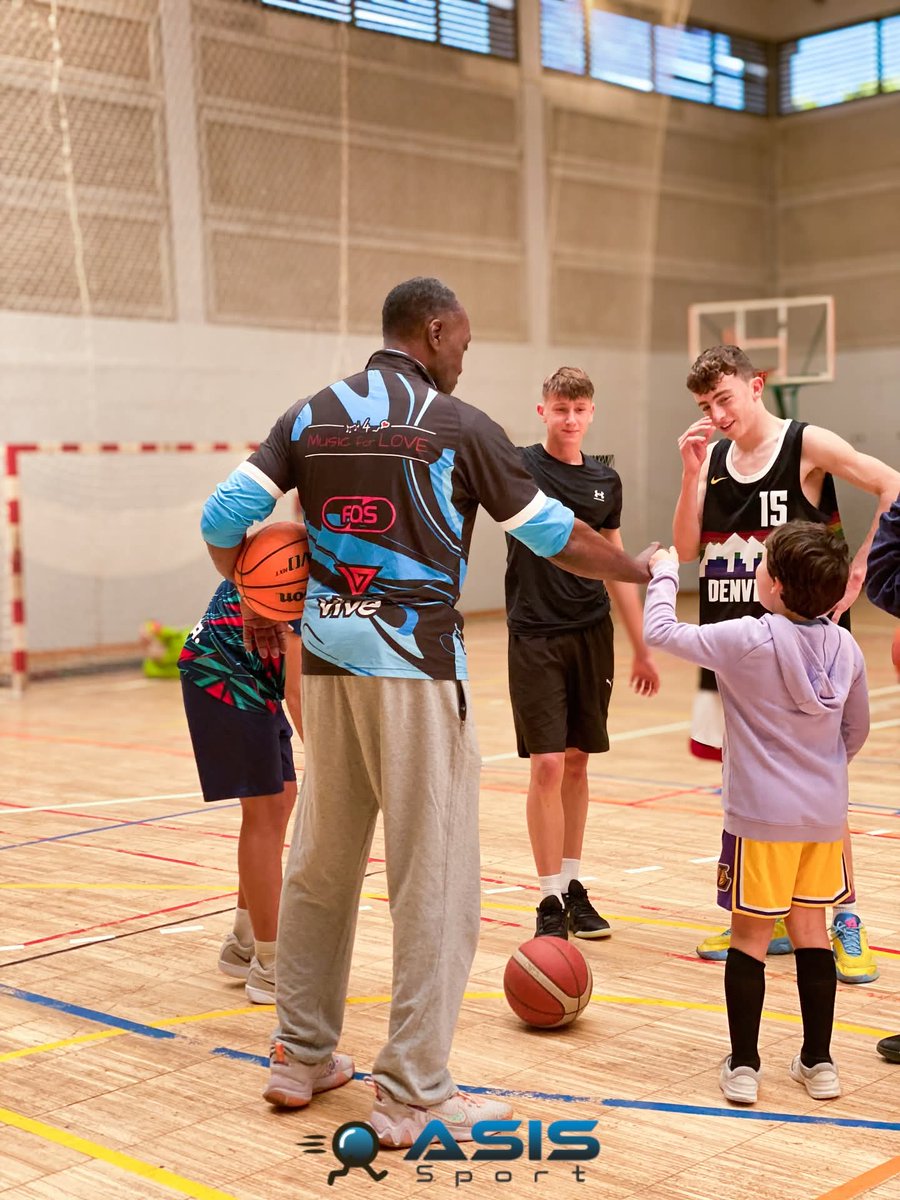 🎄 Basketweek X Mas 🏀🎅
#AsisSport <a href="/elfarodemeiras/">Anicet Lavodrama (OLY)</a>
✅ 5 días de baloncesto enfocado a toma de decisiones y aplicación táctica
✅ Compromiso, respeto y ganas de aprender, construyendo el progreso paso a paso
✅ Orgullosos de actitud del grupo, implicación en sesiones +ambiente 👏