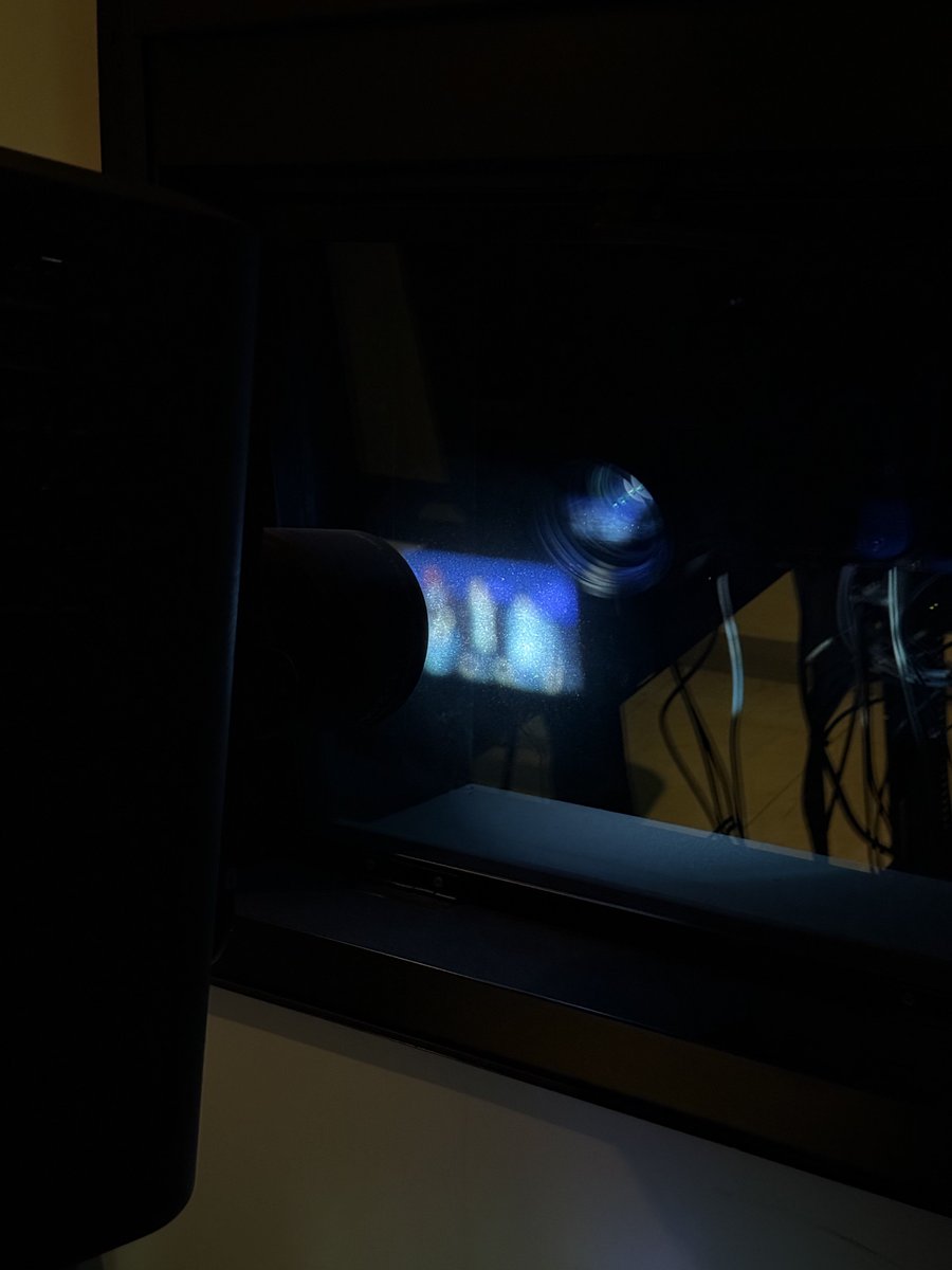 2회차때 잠시 상영관 내려가서 반응을 보고왓는데 이 여자들 싹 다 평쭈할거라는 확신이 생김 다들 눈에서 하트 나오는거 다 봣어요😻 모두 행복한 쭈탄절 주간을 보내셧길 바라며 혹시라도 미흡한점이 있었다면 100배로 보완해서 먼훗날 또 돌아오겟습니다 이번 영상회도 와주셔서 감사해요!!