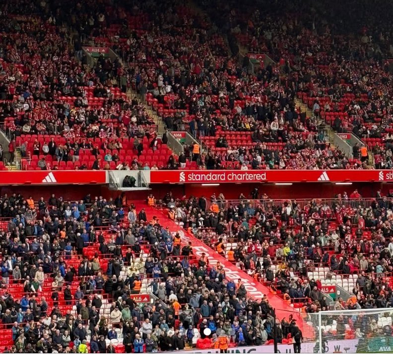 A photo taken from Anfield yesterday in the 77th minute 🎇👀

The home fans also booed the team off in 12 different languages, before flying back to Dublin, Norway, China and other parts of the world 🌍 

Best home fans in the World 👏👏👏😂