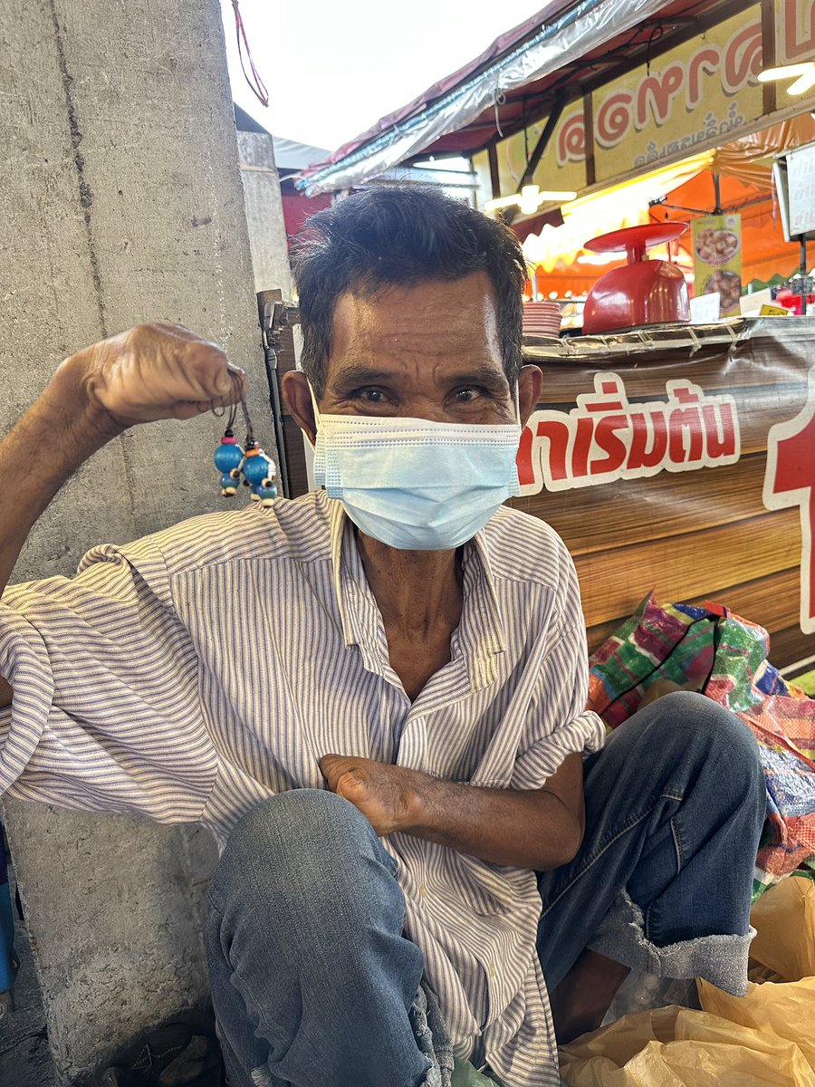 Mihua1999's tweet image. ไปเดินตลาดเจอคุณลุงขายพวงกุญแจแฮนด์เมดชิ้นละ 25 บาท เลยช่วยซื้อจะเอามาไว้แถมให้ลูกค้า ถามคุณลุงว่าถ่ายรูปของได้ไหม ลุงบอกว่าถ่ายได้ ถ่ายลุงด้วยก็ได้นะลุงทำเอง🥹🥹🥹