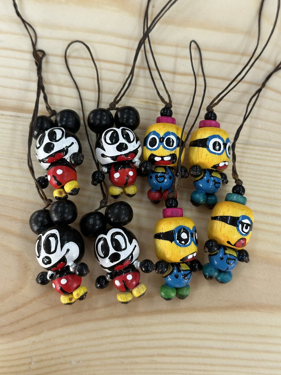 Mihua1999's tweet image. ไปเดินตลาดเจอคุณลุงขายพวงกุญแจแฮนด์เมดชิ้นละ 25 บาท เลยช่วยซื้อจะเอามาไว้แถมให้ลูกค้า ถามคุณลุงว่าถ่ายรูปของได้ไหม ลุงบอกว่าถ่ายได้ ถ่ายลุงด้วยก็ได้นะลุงทำเอง🥹🥹🥹