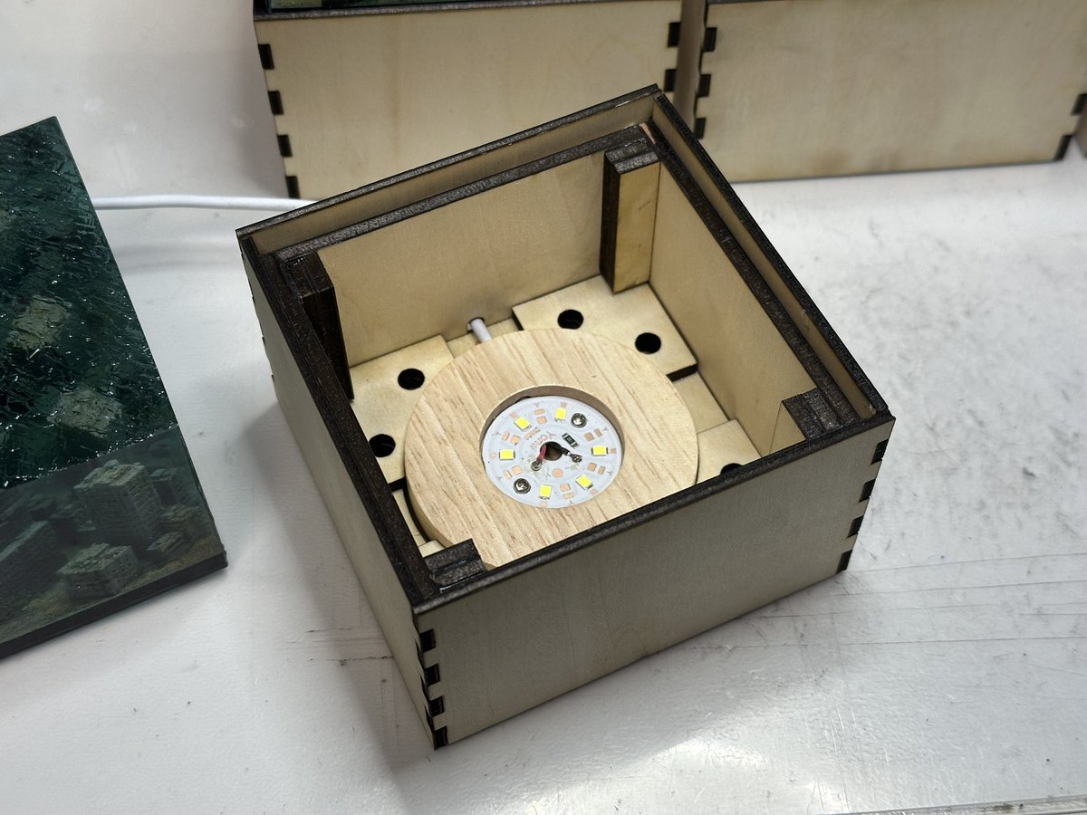 ワンフェス用の新作本体はある程度できてるのですがベースの電飾部分がまだだったので制作中。
レーザーカッターでカットしたベニヤ板を組んで作品がハマるように組んでいきます。内部のLEDは市販品です。
この後表面を綺麗にして上にアクリルケース付けます。
#ワンフェス2026冬 
#ワンフェス