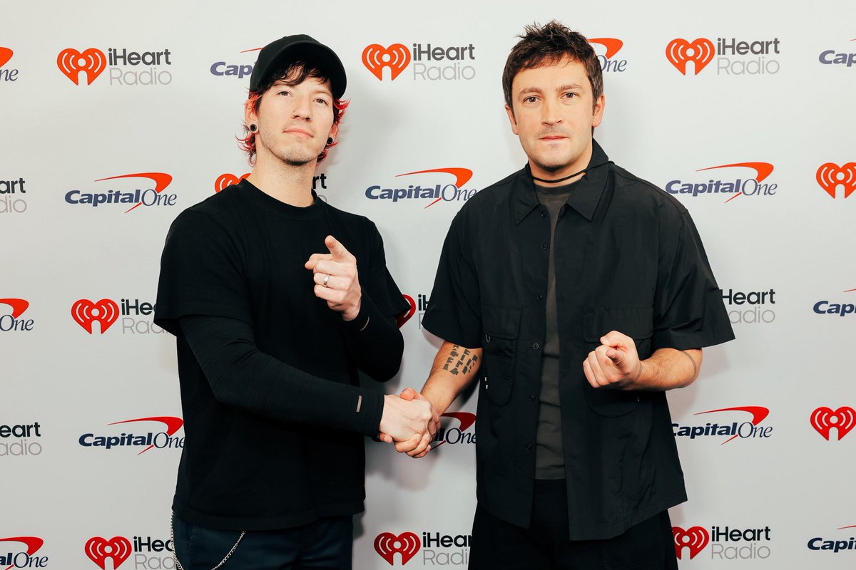 spookycliquebr's tweet image. 🚨 LINDOS! Tyler Joseph e Josh Dun do tapete vermelho do #iHeartALT2026. ❤️‍🔥