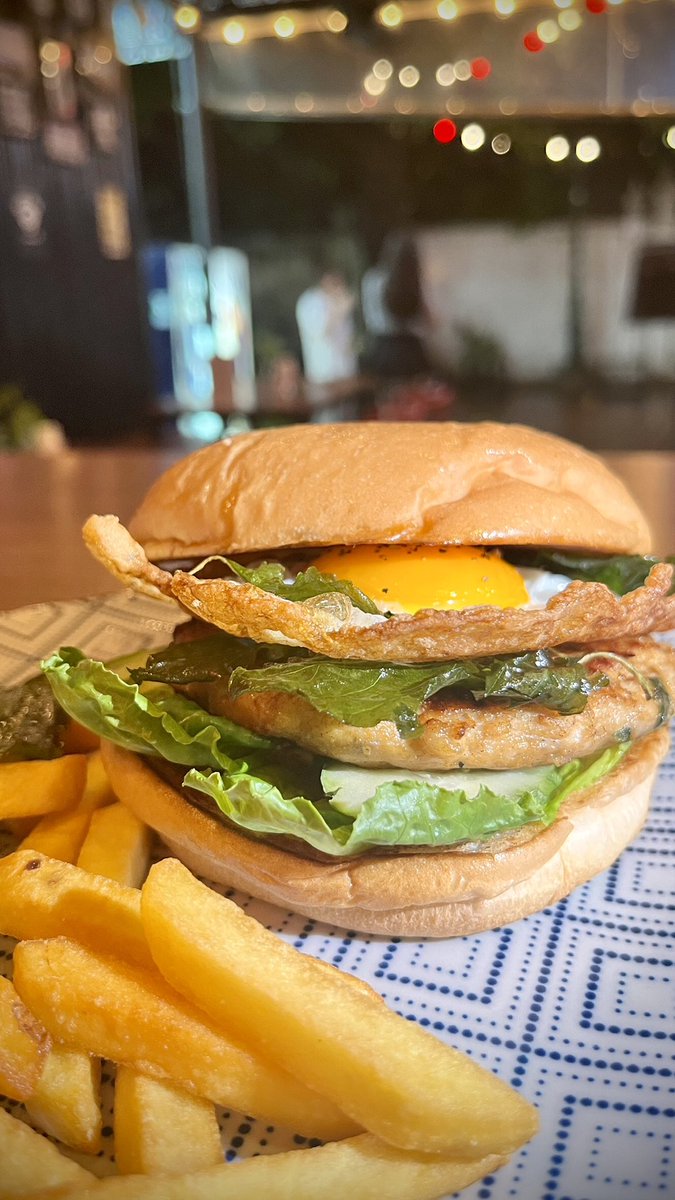 Pad kra pao is a popular Thai dish but only at Alley Cat can you get a pad kra pao burger! 🍔 

A pad kra pao chicken patty topped with lettuce, fried holy basil and a fried egg on our homemade buns. 🤤 

🕒 15:00 - late
📍 maps.app.goo.gl/q9pkgFx2PJDN1M…