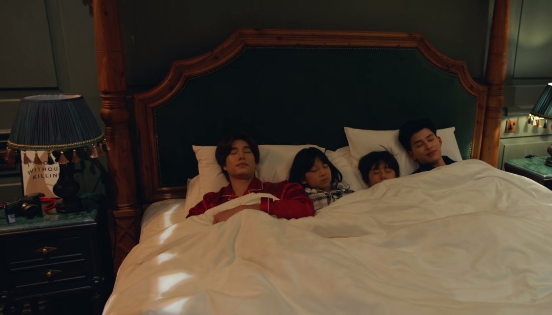 mumuxppw's tweet image. นี่คือซีนจบที่ยกให้เป็นที่สุดตั้งแต่เคยดูละครมาเป็นร้อย ๆ เรื่องเลย 

#MeAndTheeSeriesFinalEP

หนึ่งภาพที่สื่อได้ล้านความหมาย ทั้งความโดดเดี่ยวของพี่เคียนที่ถึงคราวอวสาน การเติมเต็มคำว่าครอบครัวของพีชให้สมบูรณ์ การบอกว่าตอนจบของละครไม่ใช่การแต่งงาน…