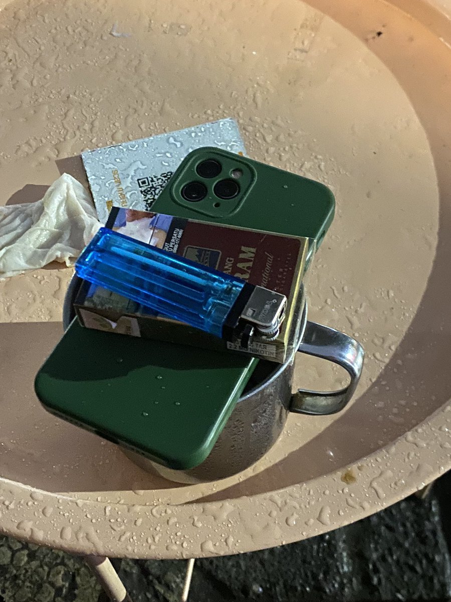 Demi nutupin kopi manis ini dari hujan