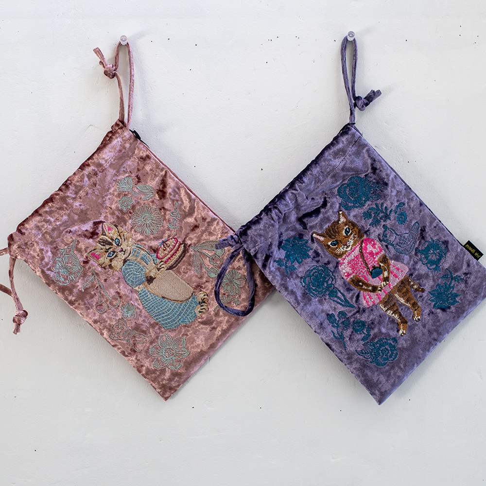 douxdimanche's tweet image. 【おすすめ】
ナタリー・レテさんのイラストが刺繍されたベロア素材のポーチ
光沢があってとても可愛い巾着タイプです
カバンの中に入れても、これだけで持っても..どちらもおすすめです🪡🧵
2dimanche.shop-pro.jp/?mode=cate&amp;amp;cbi…