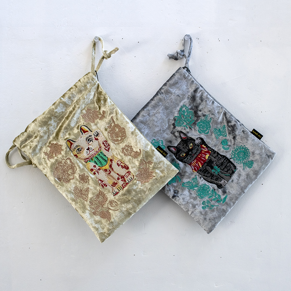 douxdimanche's tweet image. 【おすすめ】
ナタリー・レテさんのイラストが刺繍されたベロア素材のポーチ
光沢があってとても可愛い巾着タイプです
カバンの中に入れても、これだけで持っても..どちらもおすすめです🪡🧵
2dimanche.shop-pro.jp/?mode=cate&amp;amp;cbi…