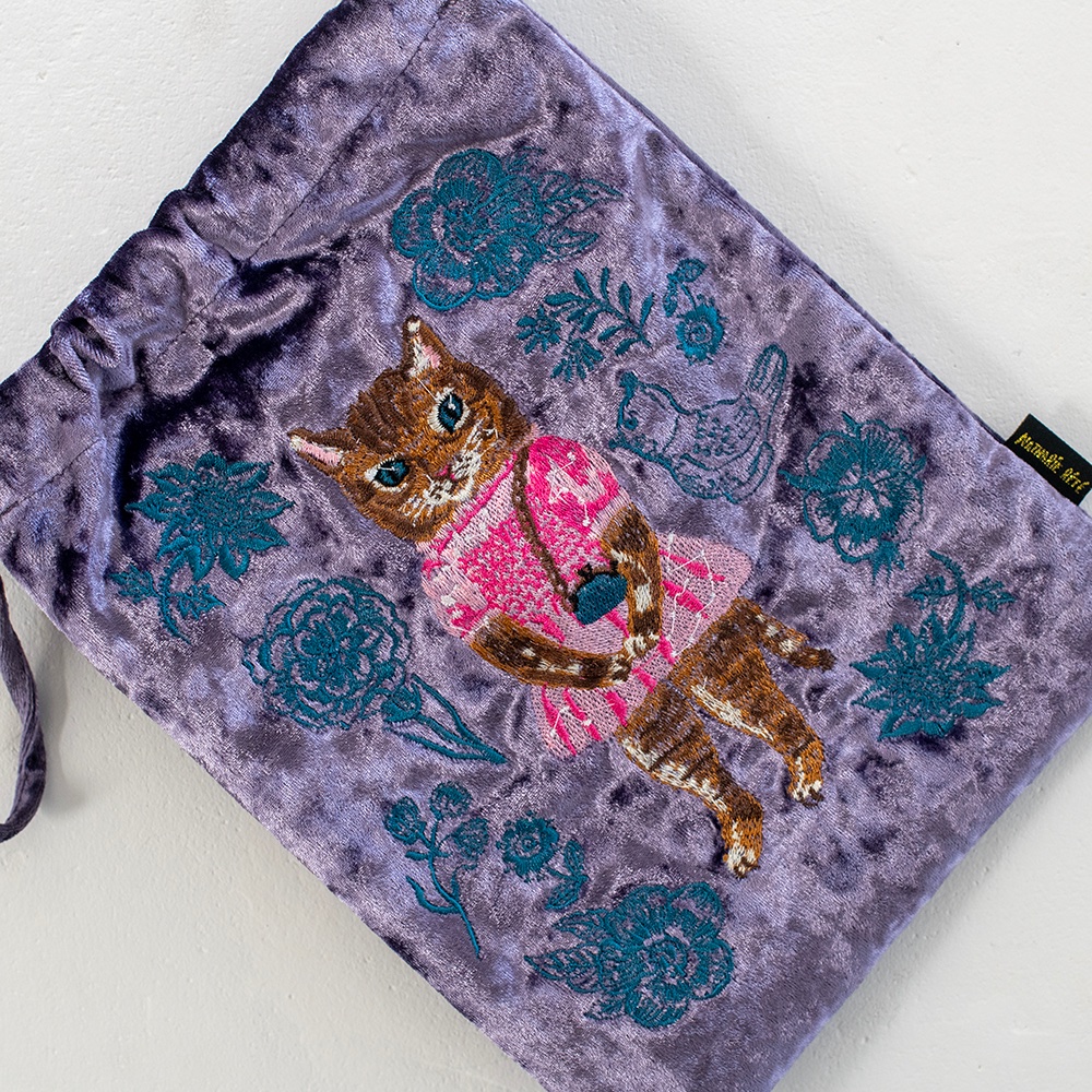 douxdimanche's tweet image. 【おすすめ】
ナタリー・レテさんのイラストが刺繍されたベロア素材のポーチ
光沢があってとても可愛い巾着タイプです
カバンの中に入れても、これだけで持っても..どちらもおすすめです🪡🧵
2dimanche.shop-pro.jp/?mode=cate&amp;amp;cbi…