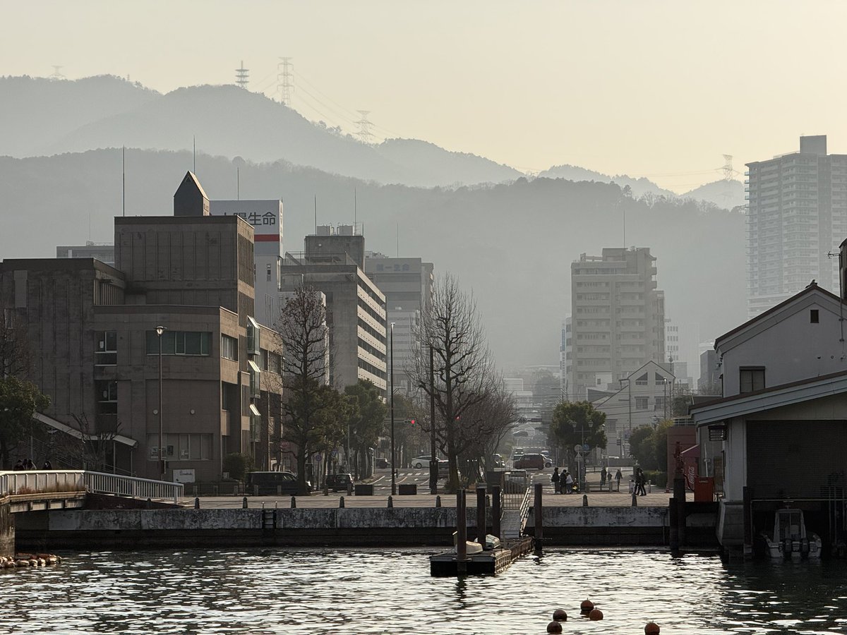 Tamakote's tweet image. 昨日滋賀大津にある #oneonceover のスタジオでのライブオフ会に行ってきた
少し早めに着いたので琵琶湖や浜大津駅周辺も散策
やはりフルサイズ4両編成の路面電車が駅から曲がりながら出てくるのは良い
ライブもとても良い
オフ会部もすごく良い
フレーム付チェキもなかなか良い