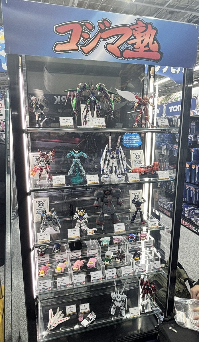 #コジマ塾
 #ヨドバシ梅田 
展示入れ替えました〜
今回は「マークニヒト」「こまんどヤドン」
です！
見てやって下さい。