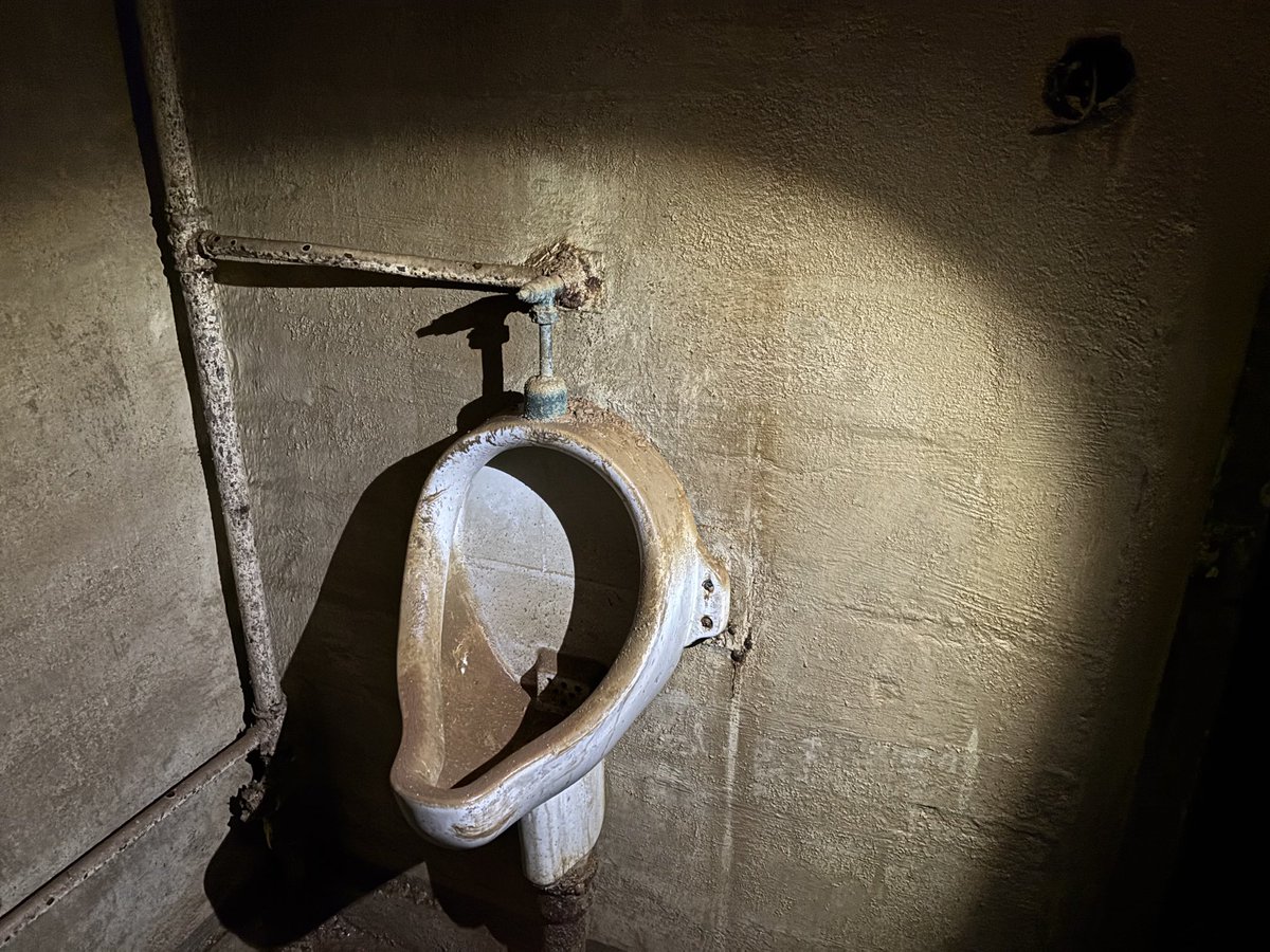 pneumannberlin's tweet photo. Einer meiner Lieblingstermine und -beiträge im vergangenen Jahr: eine Exkursion in den #Adlon-Bunker unter dem Pariser Platz in #Berlin #Mitte. Nochmals danke, Dietmar Arnold von den Berliner #Unterwelten und Erik Flemming! @BA_Mitte_Berlin @cschriner 

Link im ersten Kommentar. https://t.co/Gu5A6B5Z8P