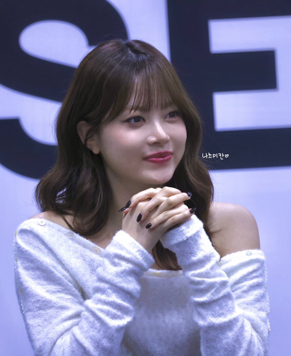 260118 全サ

お姉さんなウンチェさん✨️

#EUNCHAE #홍은채 #ウンチェ
#LESSERAFIM #르세라핌 #ルセラフィム