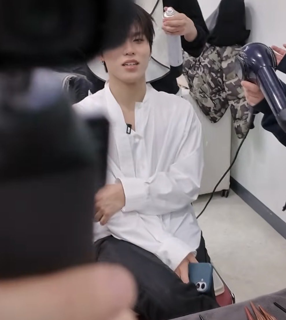 wolfylab's tweet image. jeongwoo’s iphone 16 in a muted blue case 🫶